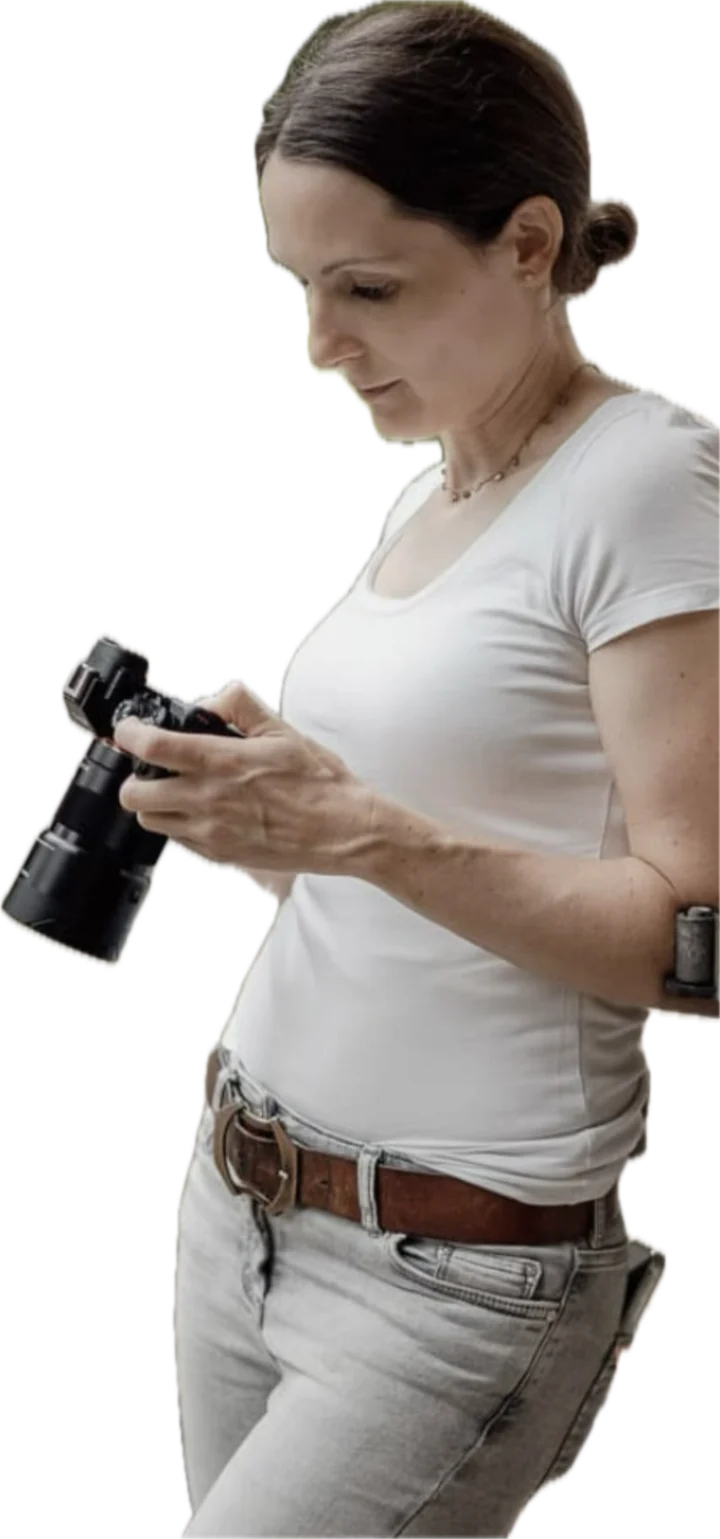 Maria Albrecht, Fotografin, mit Kamera